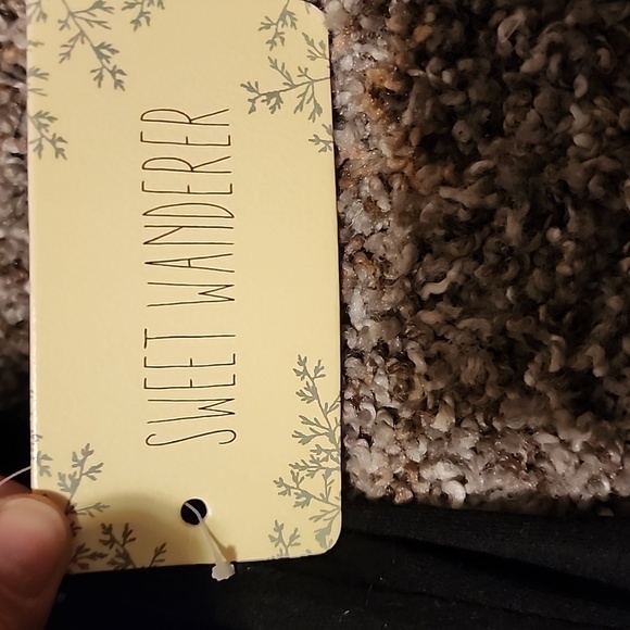 NWT Sweet Wanderer Black and White Fitted Blouse with Peter Pan Collar - Picture 2 of 3